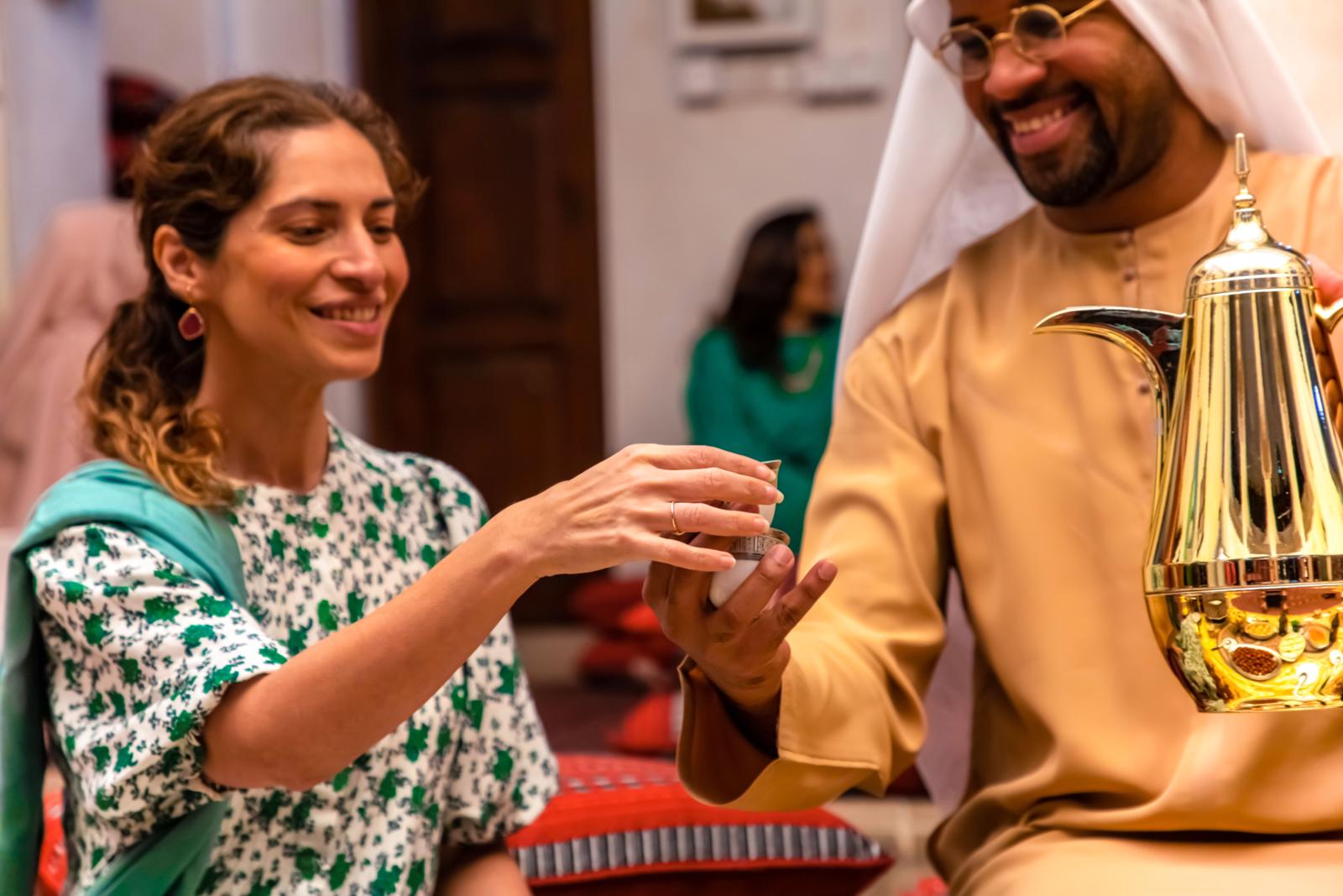 Dubai is een smeltkroes van smaken: elke wereldkeuken is vertegenwoordigd. Zo nodigt het Sheikh Mohammed Centre for Cultural Understanding je uit voor een traditioneel Emiratisch ontbijt in een sfeervolle binnenplaats. Zittend op kussens geniet je van vers brood, dadels, kaas en geurige Arabische koffie, terwijl een lokale gastheer openhartig vertelt over gebruiken en dagelijks leven.