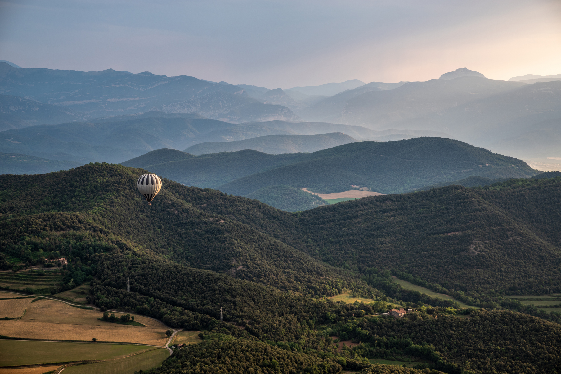 In het oosten van de Catalaanse Pyreneeën ligt een compleet ander landschap: het Natuurpark Zona Volcànica de la Garrotxa. Hier wandel je langs kraters, lavavelden en kastanjebossen, met als hoogtepunt de Santa Margarida-vulkaan met een kapel in het midden van de krater. 