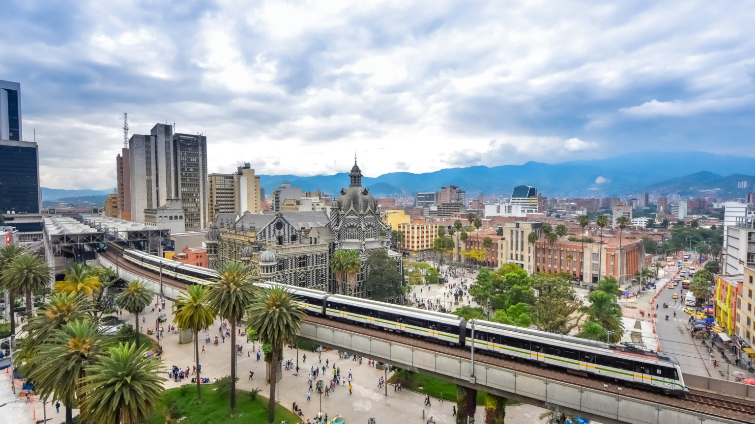 Het Colombiaanse Medellin is de op een na gelukkigste stad ter wereld en wordt geroemd om haar innovatie, kunst en inclusieve stadsplanning, van kabelbanen die arme wijken verbinden met het centrum tot groene parken en culturele hubs.