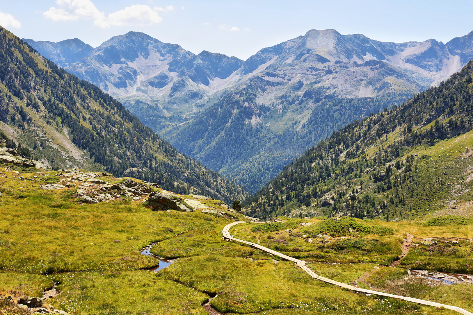 Met zijn 3.143 meter is de Pica d’Estats niet alleen het hoogste punt van Catalonië, maar ook een klassieker onder bergwandelaars. De top ligt in het uitgestrekte Natuurpark Alt Pirineu, dat meer dan 79.000 hectare beslaat en rijk is aan roofvogels, marmotten en ongerepte valleien. 