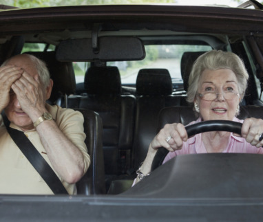 Vrouw heeft moeite met rijden in het verkeer, medebestuurder durft niet te kijken