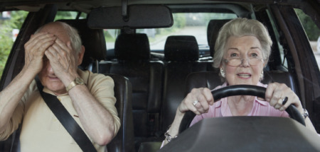 Vrouw heeft moeite met rijden in het verkeer, medebestuurder durft niet te kijken