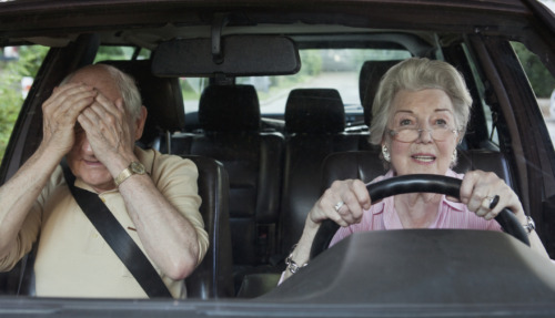 Vrouw heeft moeite met rijden in het verkeer, medebestuurder durft niet te kijken