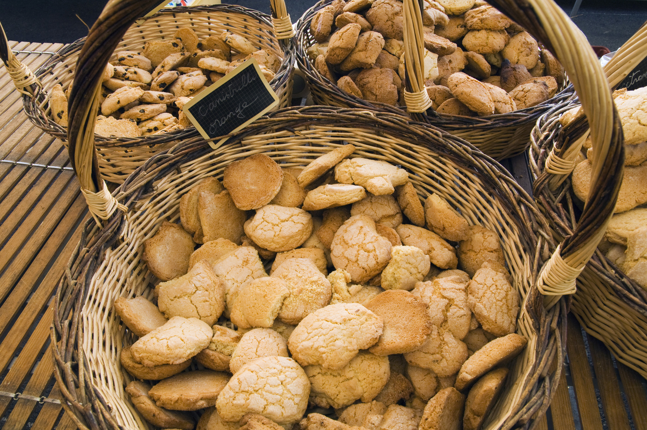 Op Corsica eindigt geen maaltijd zonder een vleugje zoet. Canistrelli - krokante koekjes met anijs of citroen - worden bij de koffie geserveerd.