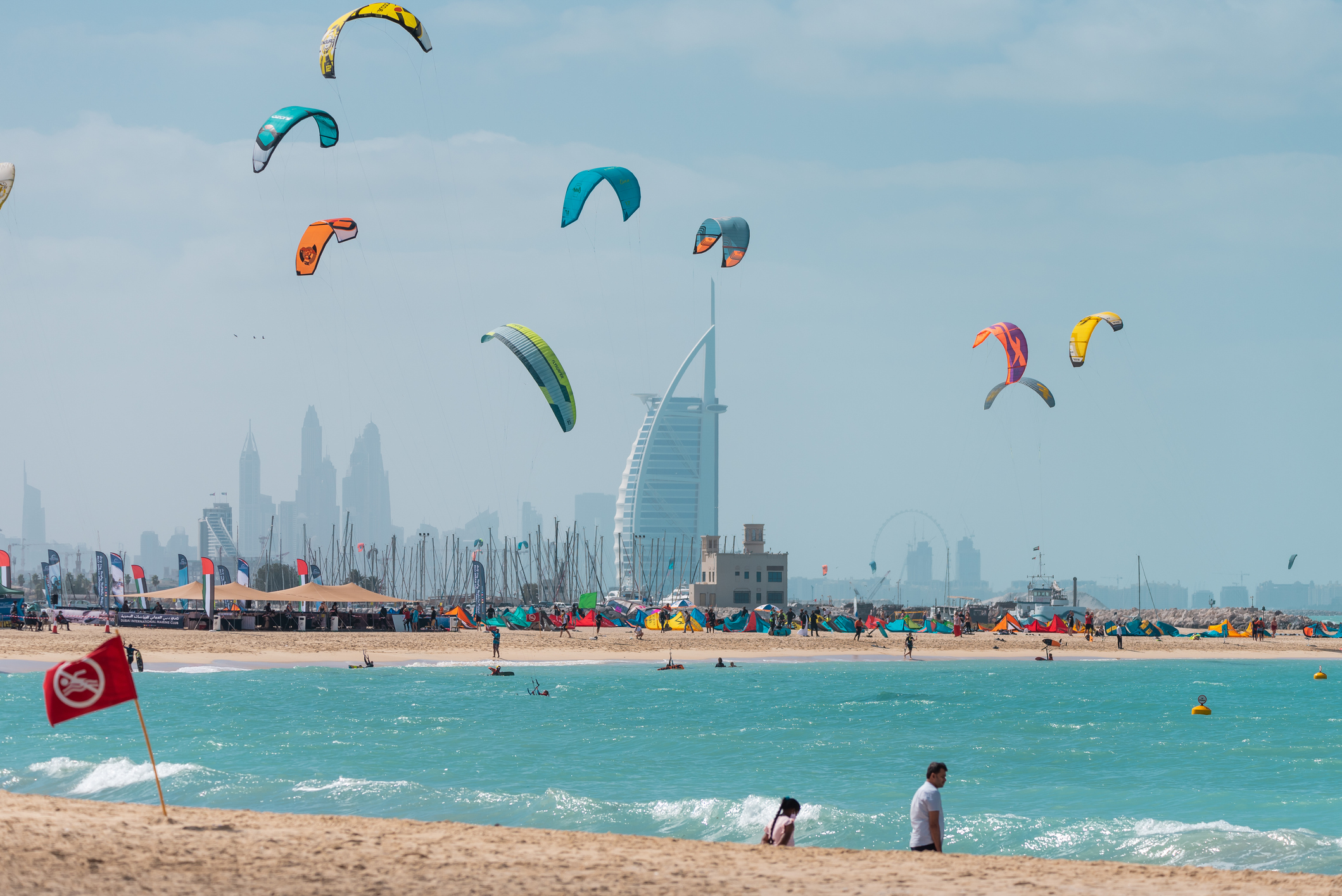 Wit zand, kristalhelder water en uitzicht op het zevensterrenhotel Burj Al Arab maken Kite Beach tot een favoriete relaxplek voor zowel locals als reizigers.