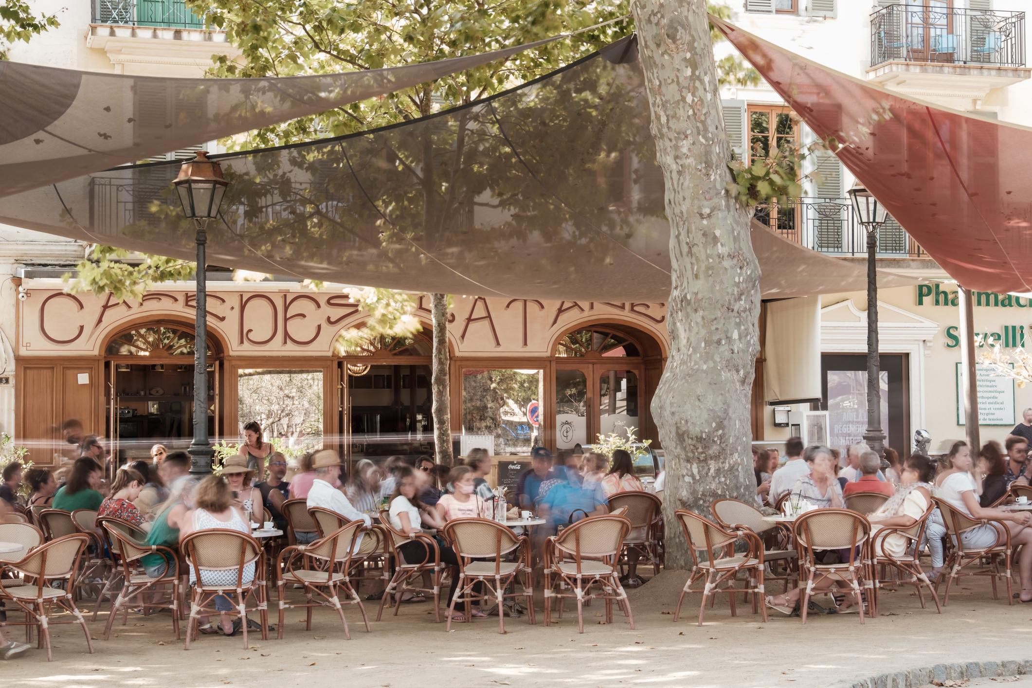 Op Corsica draait het leven om eenvoud, samenzijn en smaak. Toon een greintje interesse in de tradities van het eiland en je wordt meteen uitgenodigd om aan te schuiven. In schaduwrijke dorpspleinen worden verhalen uitgewisseld bij een glas wijn en een bordje prisuttu (gedroogde ham), en de gesprekken kunnen tot diep in de nacht doorgaan.