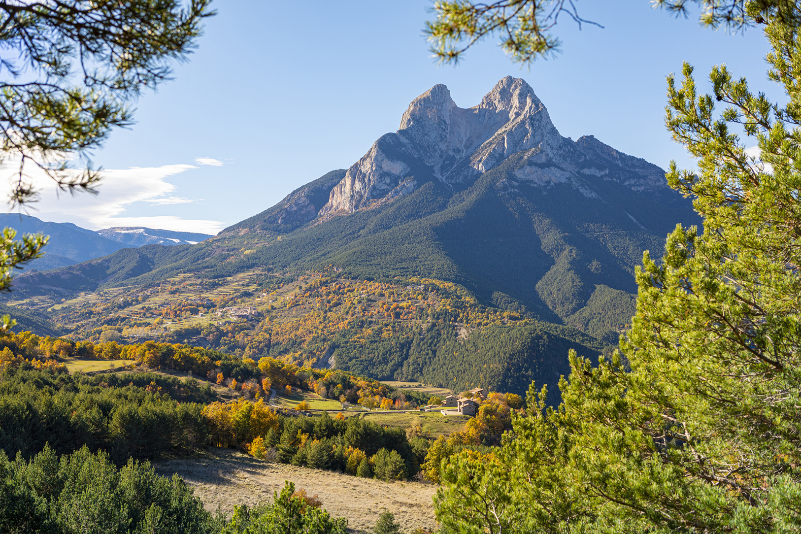 Geen berg spreekt zo tot de verbeelding van Catalanen als de Pedraforca, met zijn karakteristieke dubbele top. Deze iconische berg vormt samen met de omliggende Cadí- en Moixeróketens het Natuurpark Cadí-Moixeró, dat zich uitstrekt over de provincies Lleida, Barcelona en Girona. 
