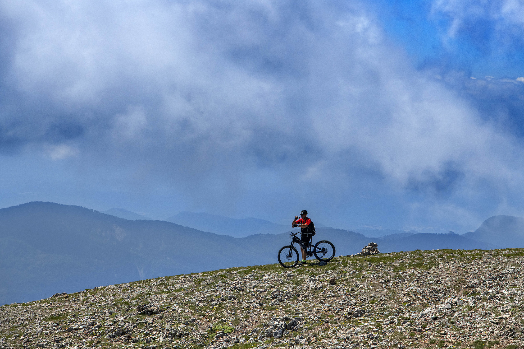 De Pyreneeën zijn een paradijs voor fietsers, van recreatieve tochten tot loodzware bergetappes. Langs oude spoorlijnen liggen veilige, autovrije vies verdes (groene wegen) zoals de Ruta del Ferro i del Carbó tussen Ripoll en Ogassa of de 57 kilometer lange Carrilet tussen Olot en Girona. 