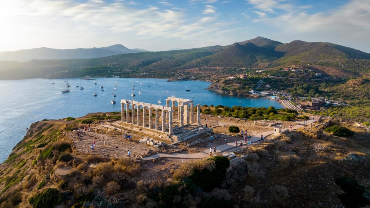 De Tempel van Poseidon bij Kaap Sounion met uitzicht op de Egeïsche Zee en zeilboten.