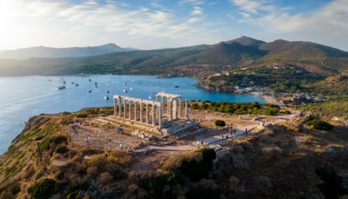 De Tempel van Poseidon bij Kaap Sounion met uitzicht op de Egeïsche Zee en zeilboten.