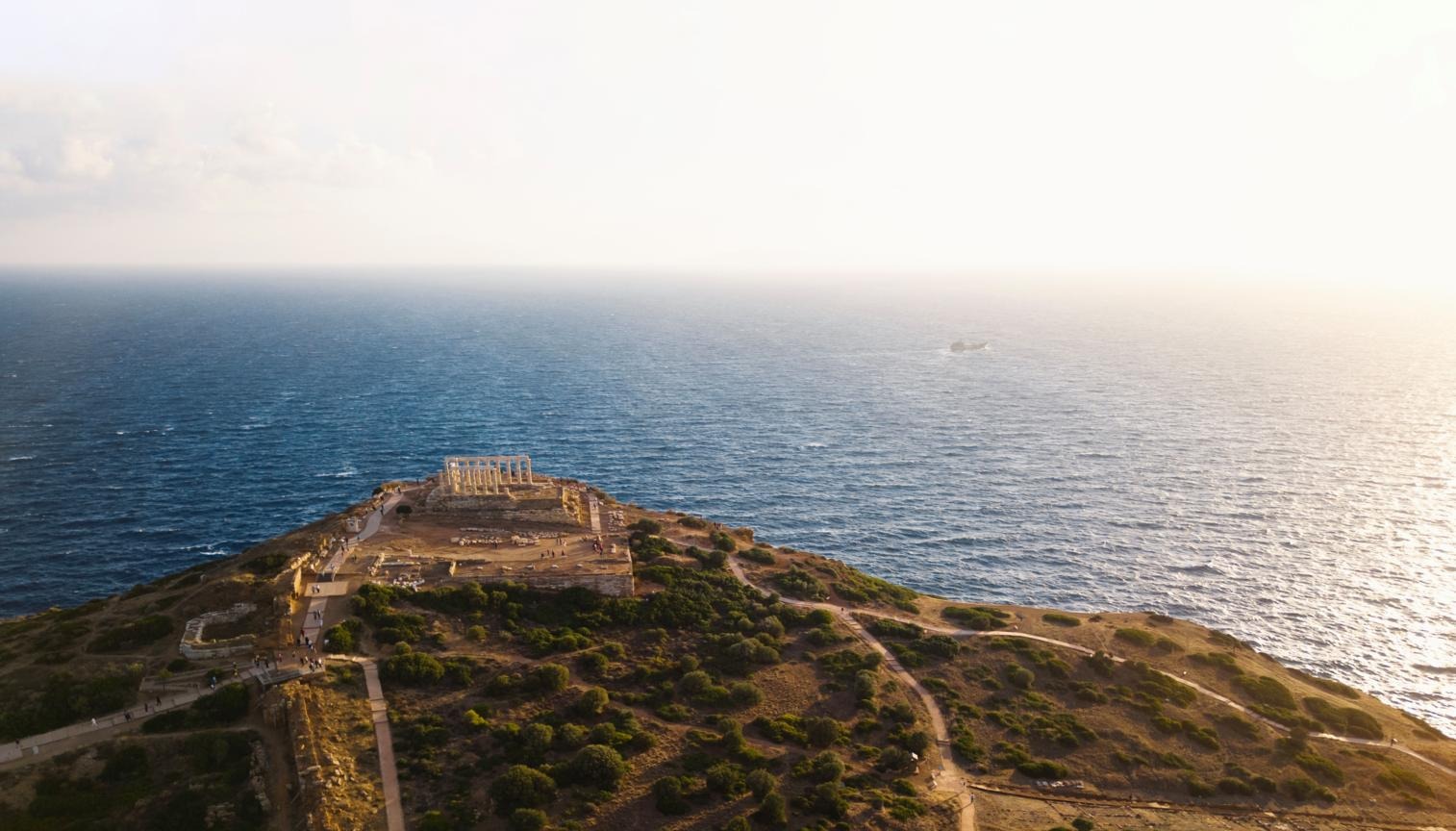 Luchtfoto van de Tempel van Poseidon op Kaap Sounion aan zee in Griekenland.