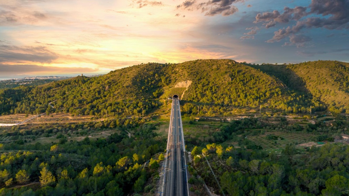 Trein rijdt door het landschap van Spanje
