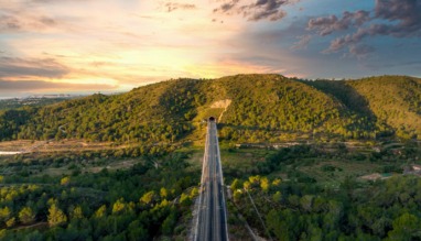 Trein rijdt door het landschap van Spanje