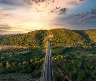 Trein rijdt door het landschap van Spanje