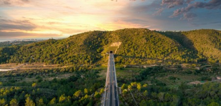 Trein rijdt door het landschap van Spanje