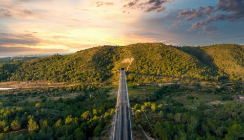 Trein rijdt door het landschap van Spanje