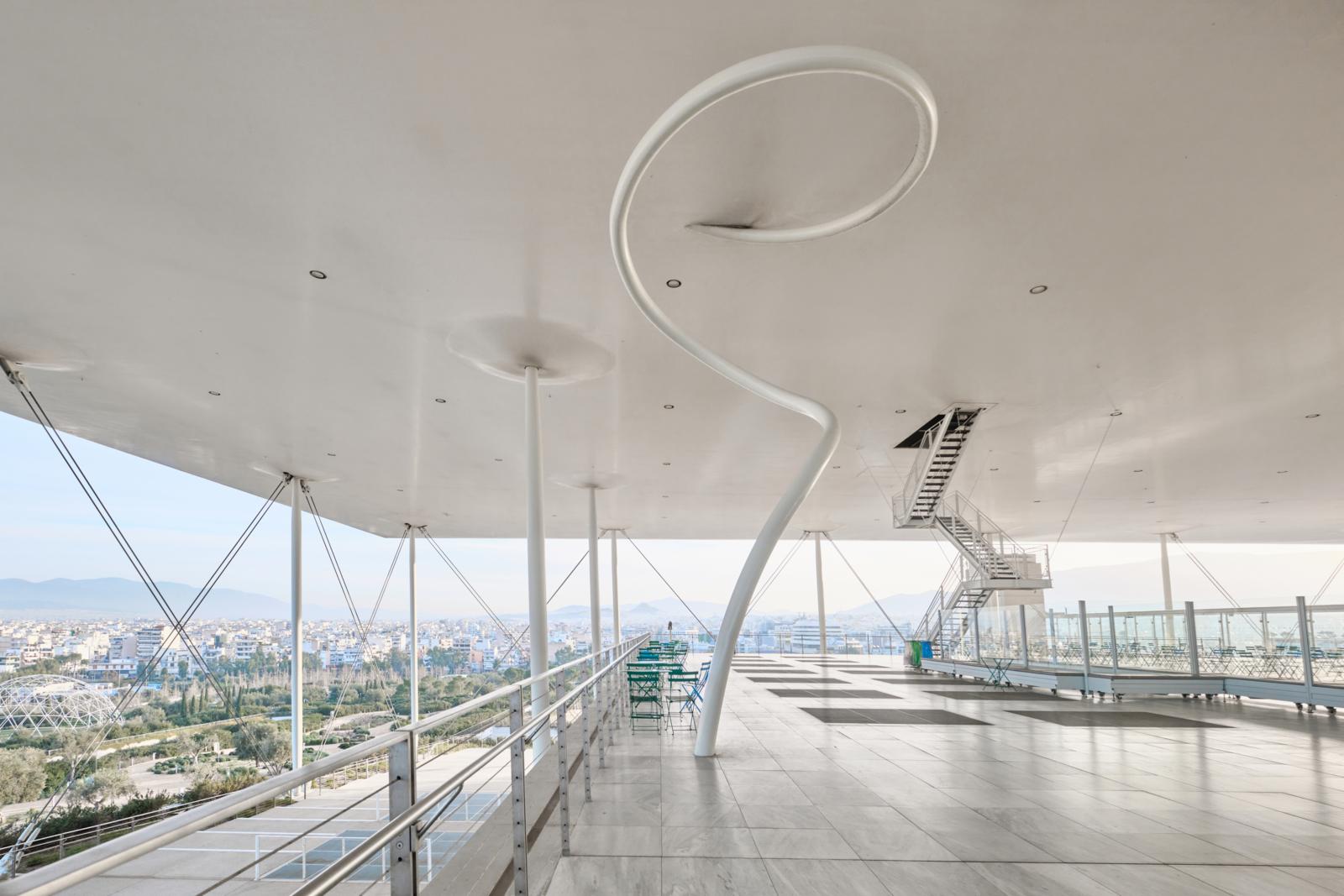 Uitzicht over Athene vanaf het Stavros Niarchos Foundation Cultural Center met moderne architectuur en dakterras.