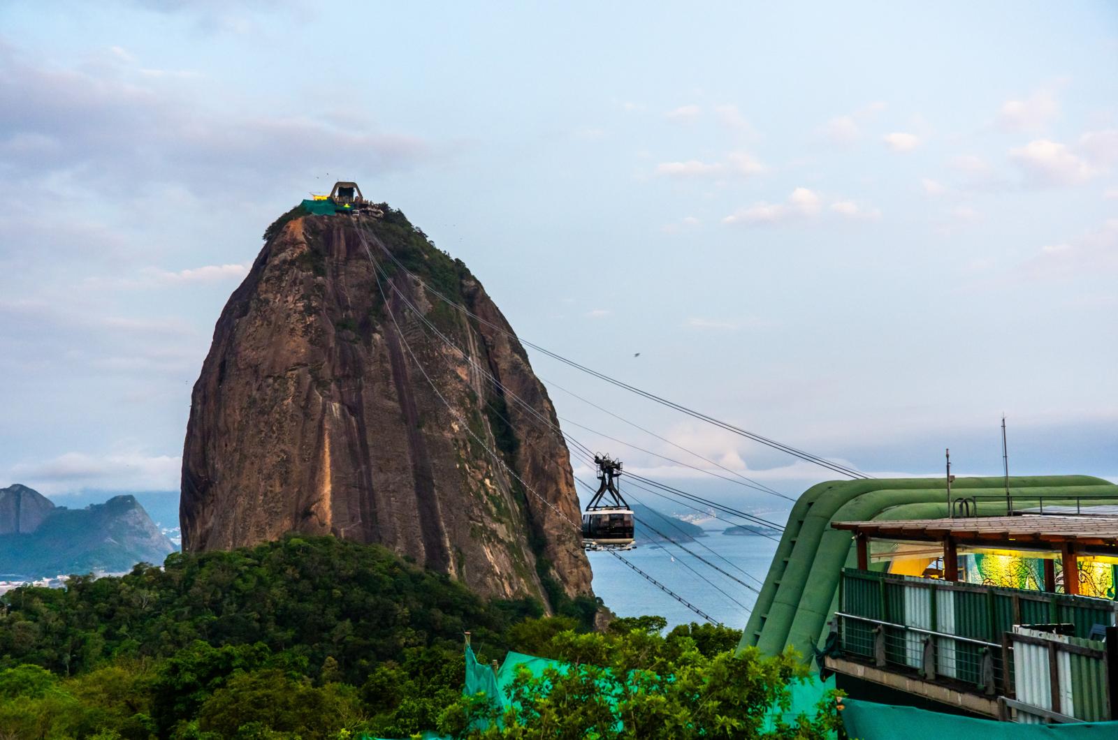 Kabelbaan naar de top van de Suikerbroodberg in Rio de Janeiro met uitzicht op de stad en zee.