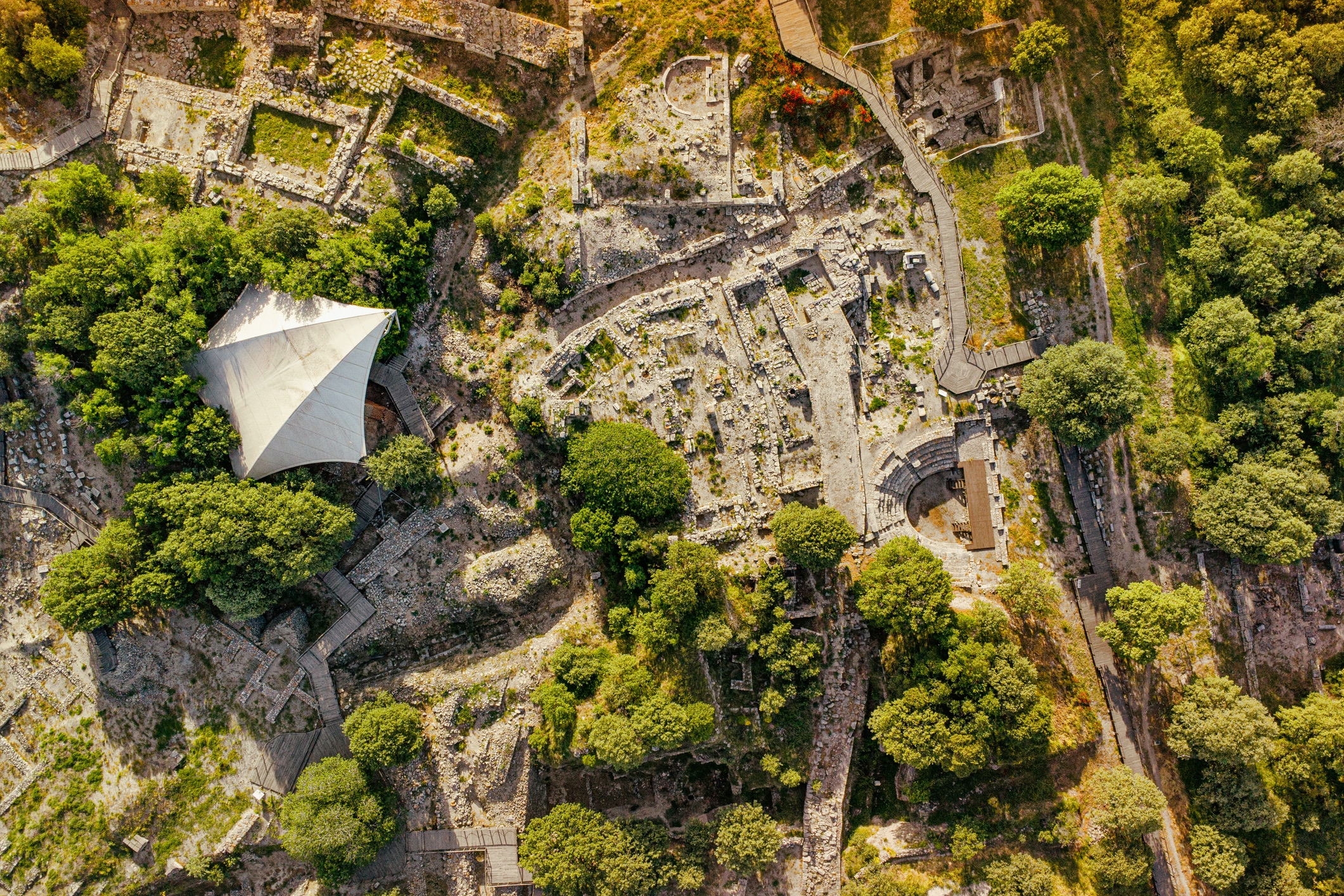 In het oude Troje, althans, de delen die tot nu toe zijn blootgelegd, dwaal je door tijdlagen in de oudheid die vijfduizend jaar teruggaan. Sinds 1998 staat deze vindplaats te lijst als Werelderfgoed. 