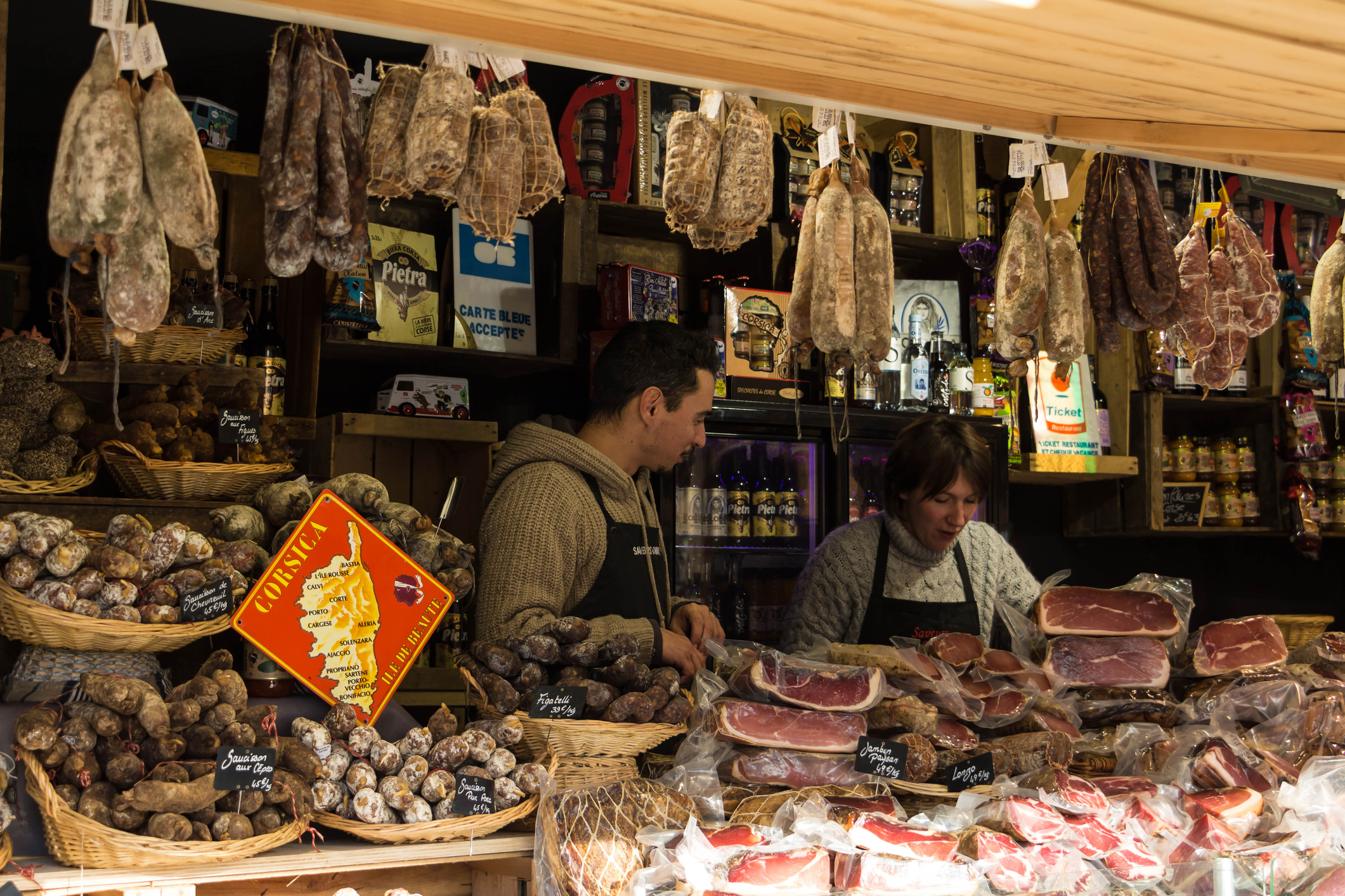 De geur van eikenbossen, kastanjebomen en wilde kruiden proef je terug in de Corsicaanse charcuterie. De varkens en everzwijnen die hier vrij rondlopen, voeden zich met wat de natuur te bieden heeft en dat proef je in delicatessen als coppa, figatellu, lonzu en salciccia. 