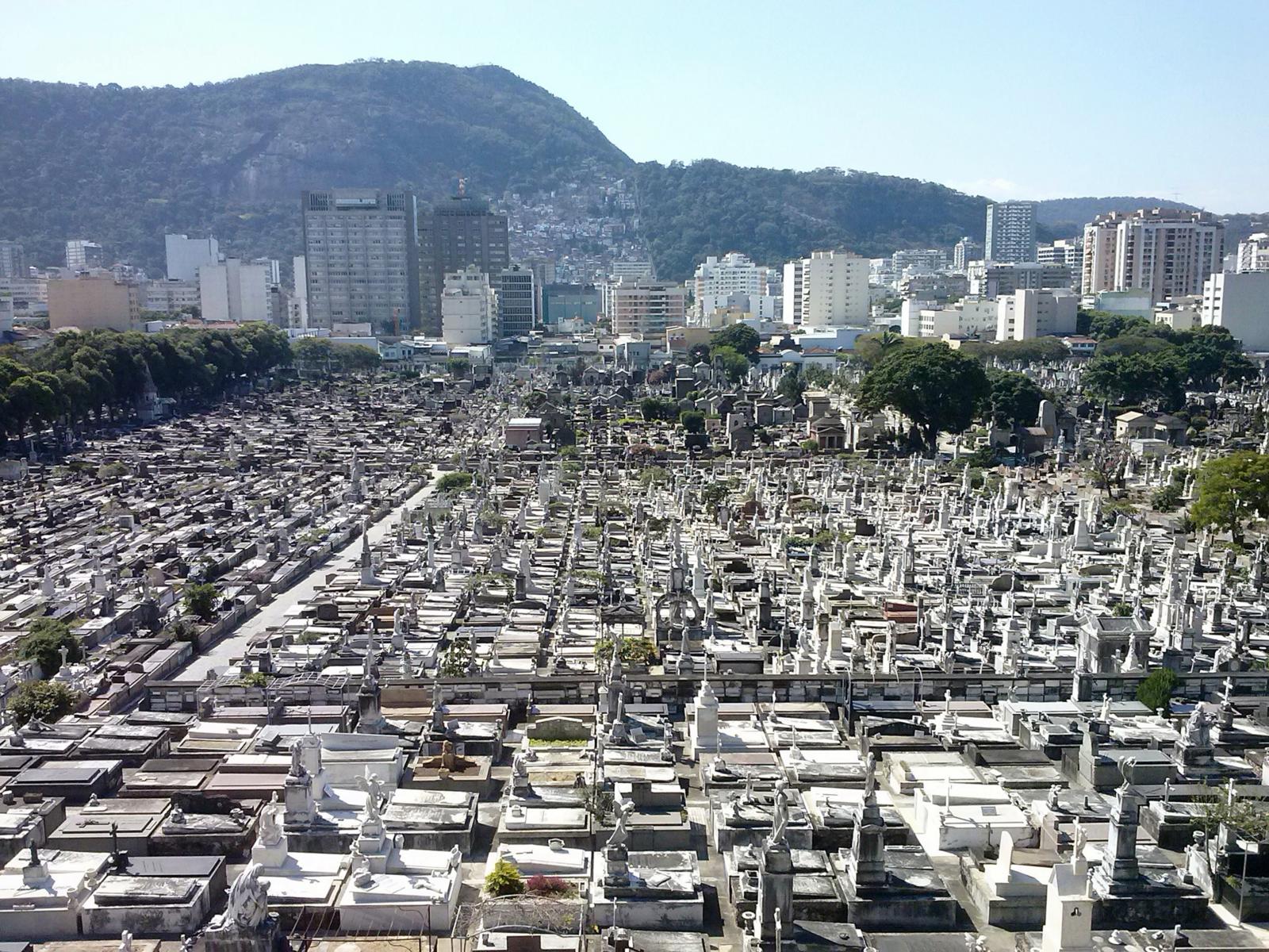 Panorama van de Cemitério de São João Batista in Rio de Janeiro met duizenden grafmonumenten.