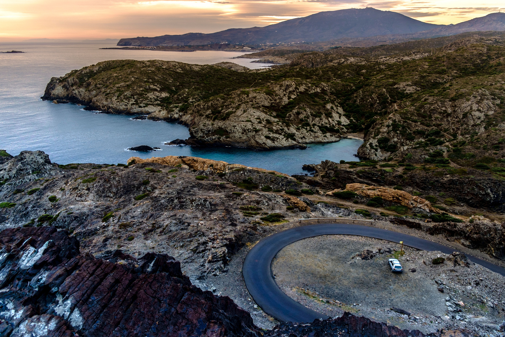 In het Parc Natural del Cap de Creus, het oostelijkste punt van het Iberisch Schiereiland, duiken de bergen de Middellandse Zee in. Hier heeft de Tramuntana, een krachtige noordenwind, de grillige kliffen en rotsformaties uitgeslepen tot surrealistische sculpturen die Salvador Dalí inspireerden. 
