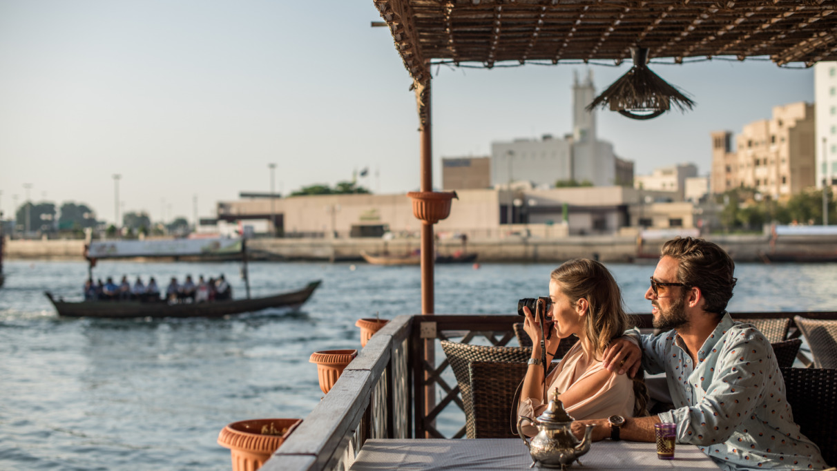Romantisch stelletje bij Dubai marina cafe