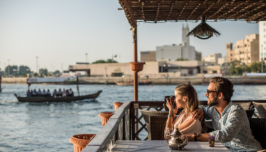 Romantisch stelletje bij Dubai marina cafe