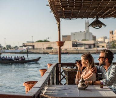 Romantisch stelletje bij Dubai marina cafe
