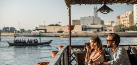 Romantisch stelletje bij Dubai marina cafe