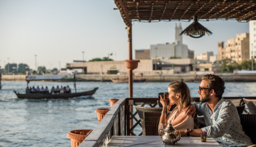 Romantisch stelletje bij Dubai marina cafe