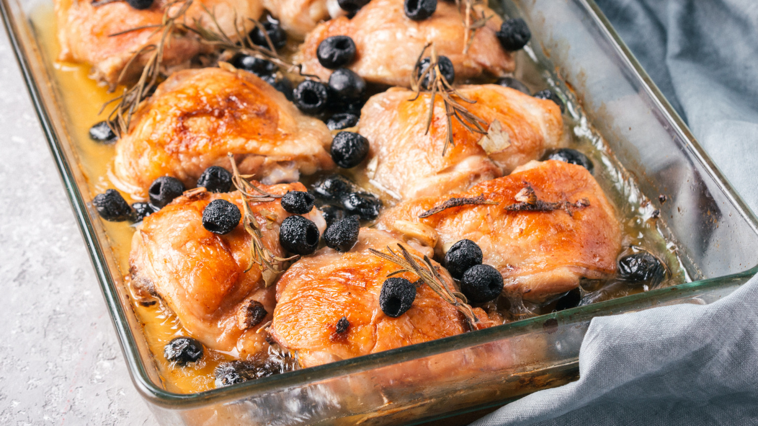 Corsicaanse gerechten zijn simpel, stevig en doordrenkt van karakter. In keukens waar grootmoeders nog de scepter zwaaien, pruttelt veau aux olives (kalfsvlees met olijven) urenlang op het vuur, wordt wildzwijn gestoofd met maquis-kruiden en geit geroosterd boven kastanjehout. 