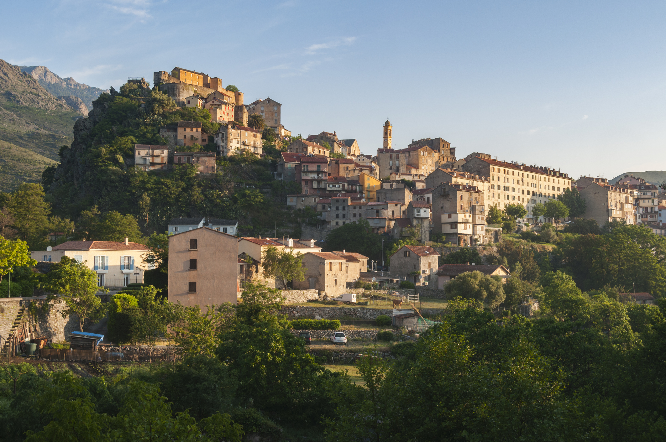 Wie de kern van de Corsicaanse identiteit wil voelen, reist naar Corte. De citadel, ook wel het ‘Adelaarsnest’ genoemd, torent uit boven de vallei en herbergt het Musée de la Corse, waar je alles leert over de cultuur, gebruiken en taal van het eiland. 