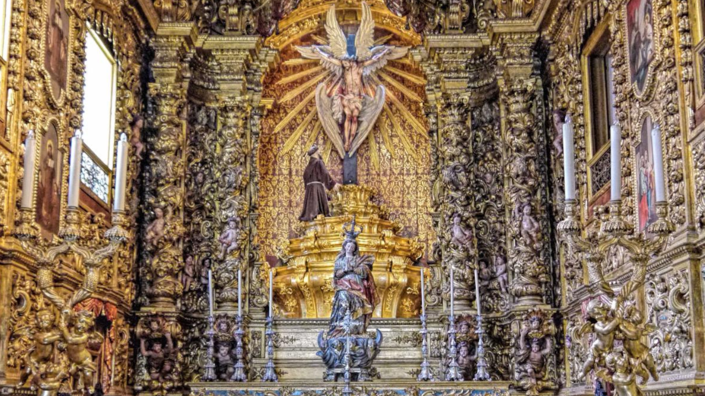 Barok interieur van de Igreja de São Francisco da Penitência in Rio de Janeiro met gouden details.