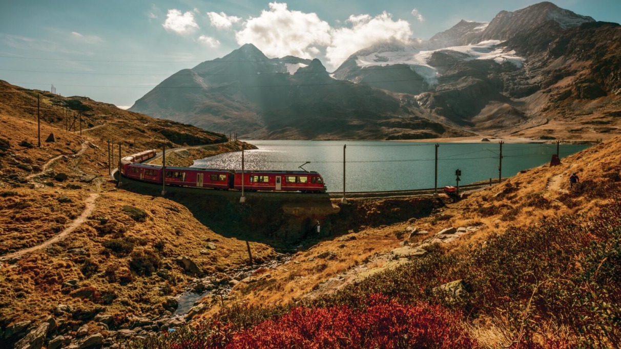 Poschiavo-trein langs lake Bianco in Zwitserland