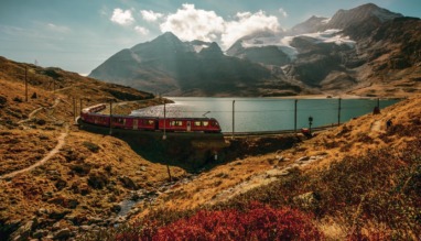 Poschiavo-trein langs lake Bianco in Zwitserland