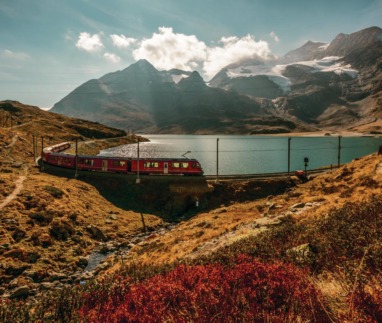 Poschiavo-trein langs lake Bianco in Zwitserland