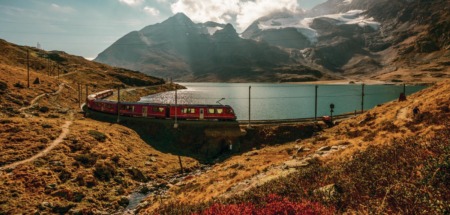 Poschiavo-trein langs lake Bianco in Zwitserland