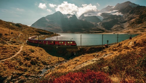 Poschiavo-trein langs lake Bianco in Zwitserland