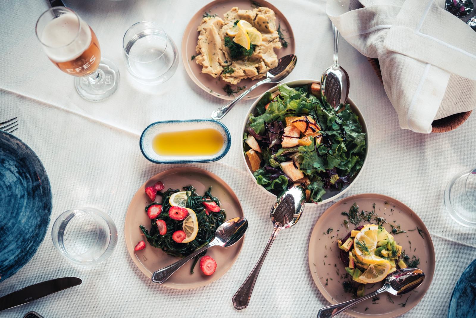 Tafel met traditionele Turkse gerechten, salades en olijfolie in Adatepe, een dorp aan de Egeïsche kust van Turkije