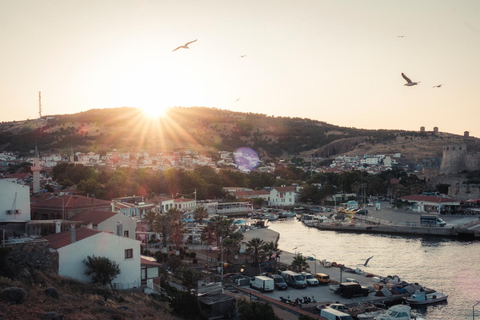 Zonsondergang boven de haven en het kasteel van Bozcaada, een eiland aan de Turkse Egeïsche kust