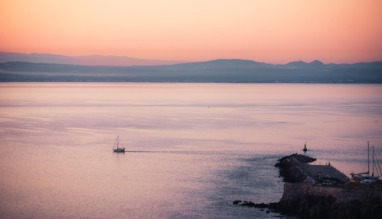 Zeilboot en havenpier tijdens zonsondergang bij Bozcaada, een eiland voor de kust van Turkije