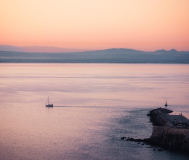 Zeilboot en havenpier tijdens zonsondergang bij Bozcaada, een eiland voor de kust van Turkije