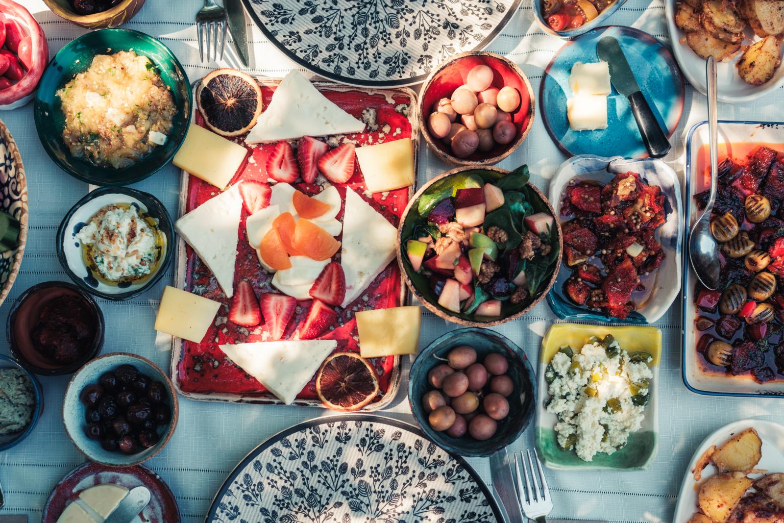 Rijkgevulde ontbijttafel met kaas, fruit, olijven en salades op Bozcaada, Turkije
