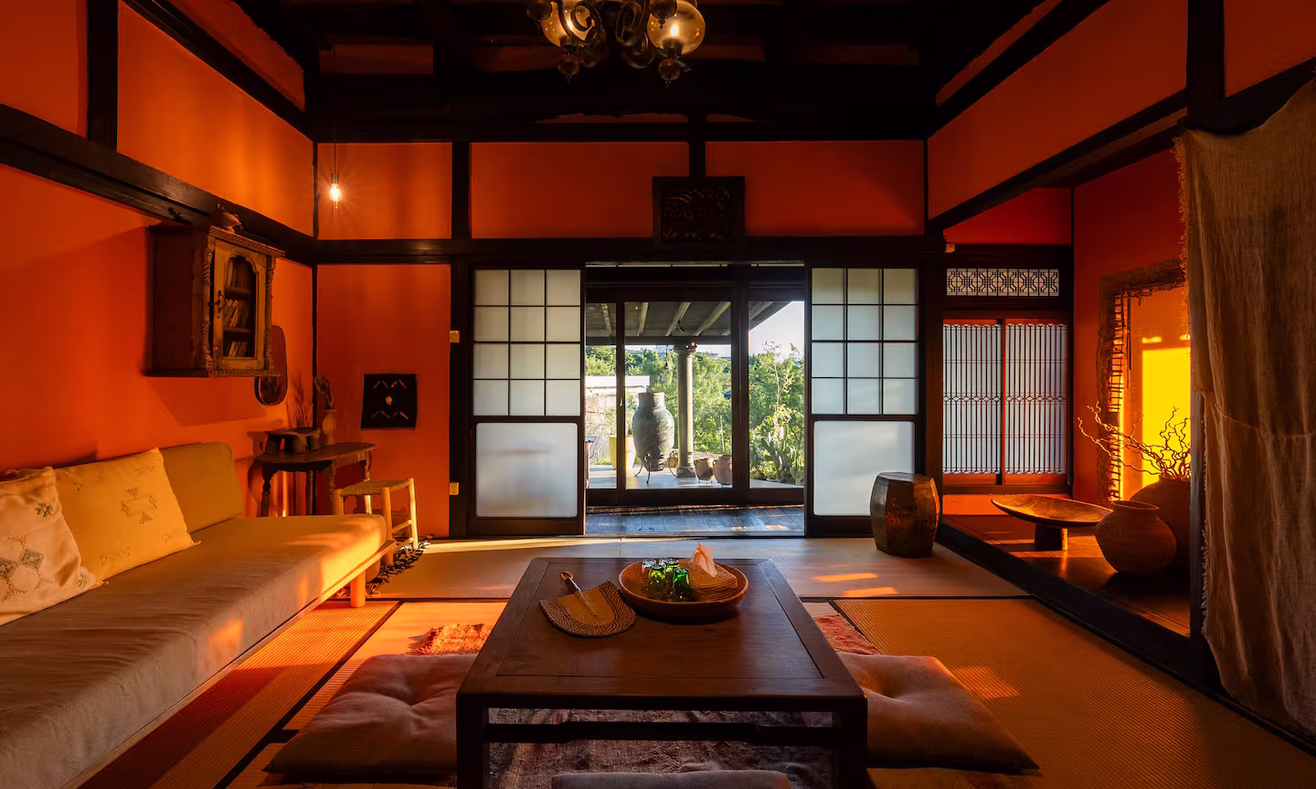 De honderd jaar oude ryokan in Takamatsu kent een mooie ligging bij het Isamu Noguchi Garden Museum en dicht bij tempels op de Henro Trail.