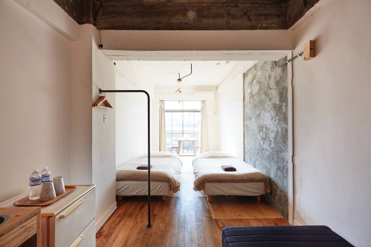 HYM Hostel in Uno is een fijn, modern ingericht hostel met zeer ruime kamers. Het dient als goede uitvalsbasis voor uitstapjes naar kunsteilanden Naoshima en Teshima, en is veel voordeliger geprijsd dan de accommodaties op de eilanden zelf. 