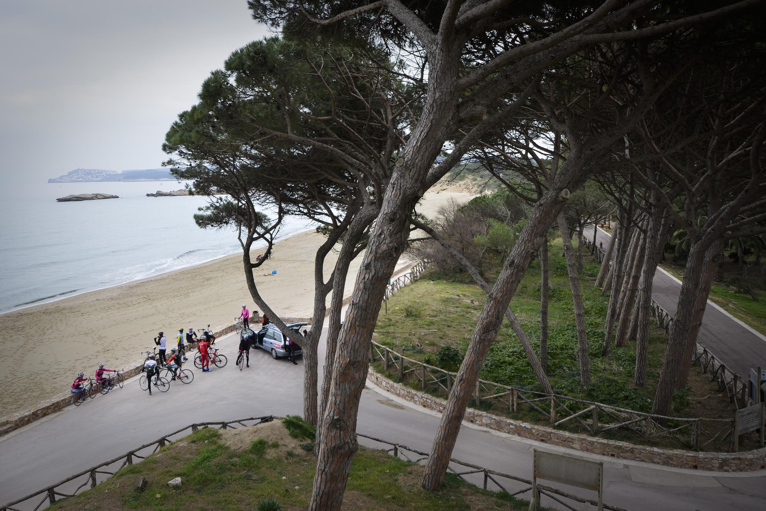 De Pirinexus is een grensoverschrijdende lus van 353 kilometer die acht Catalaanse regio’s verbindt. De route combineert víes verdes, rustige plattelandswegen en lichte bergpassen, en voert door de natuurgebieden Cerdanya, Garrotxa en Alt Empordà tot diep in Zuid-Frankrijk. 