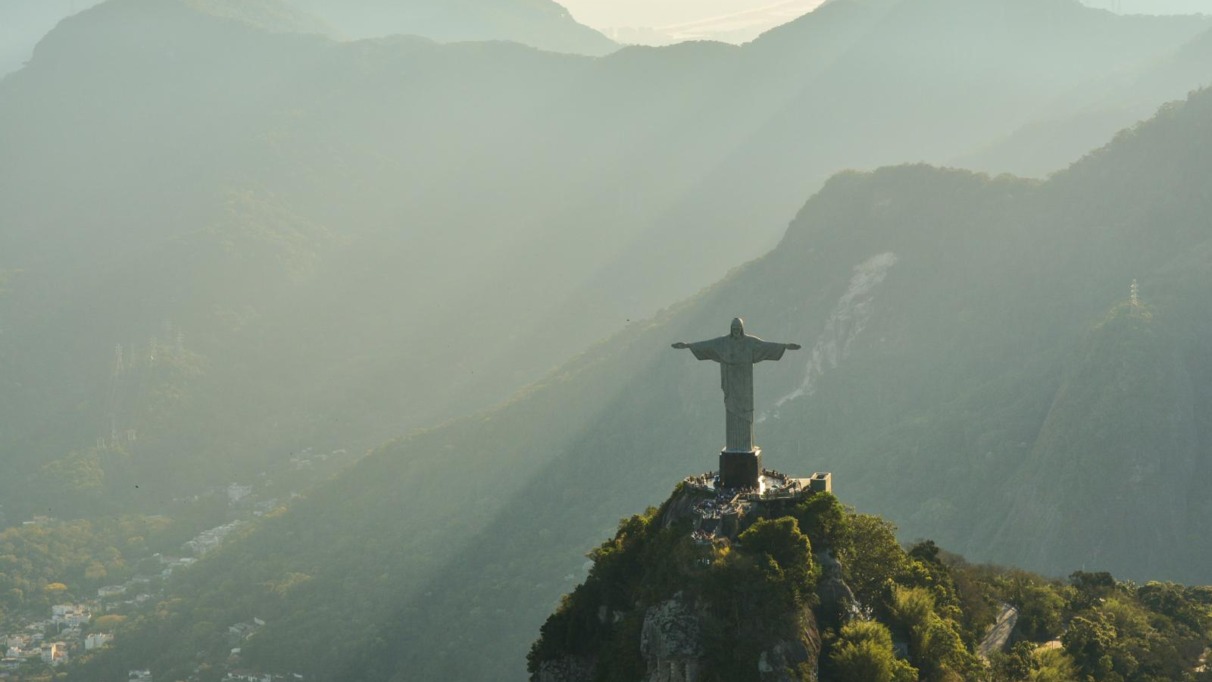 Christus de Verlosser-standbeeld op de Corcovado-berg in Rio de Janeiro bij zonlicht.