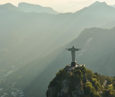 Christus de Verlosser-standbeeld op de Corcovado-berg in Rio de Janeiro bij zonlicht.