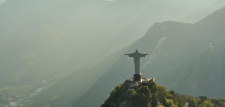 Christus de Verlosser-standbeeld op de Corcovado-berg in Rio de Janeiro bij zonlicht.